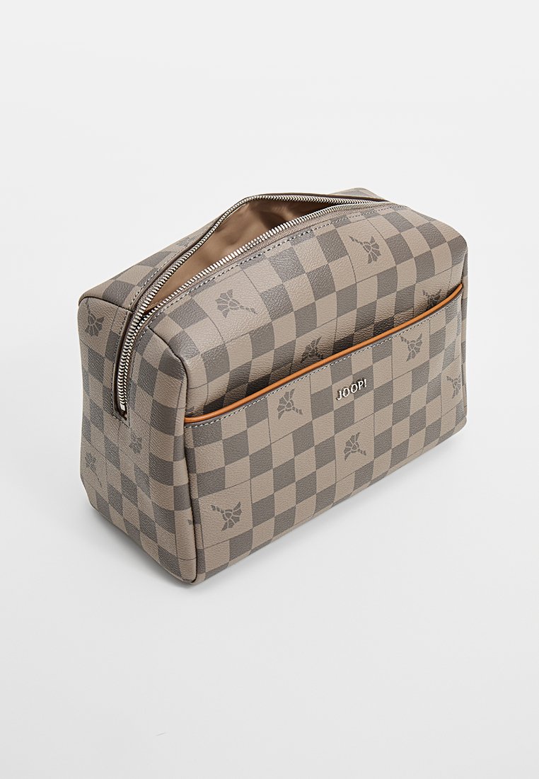 Rechteckige Schminktasche im grau-und-braunen Karomuster. Glattes Kunstleder, mit Reißverschluss oben und Logo-Akzent vorne. Innenfutter in Beige.