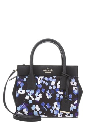Musta ja violetti kukkakuvioinen Kate Spade -käsilaukku, jossa on kaksinkertaiset kahvat, irrotettava olkahihna ja etuosassa oleva logolaatta.