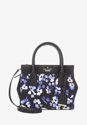 Czarna i fioletowa torebka Kate Spade w kwiaty z podwójnymi uchwytami, odpinanym paskiem na ramię oraz logo na przodzie.
