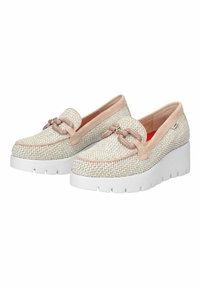 Scarpe slip-on in tessuto beige con accenti rosa chiaro, dettaglio a catena nella parte anteriore e suola piatta bianca spessa.