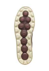 Sole obuvi s bílým základem, zdobená vzorem vínově červených kruhových podložek a drsnými detaily pro zajištění gripu.