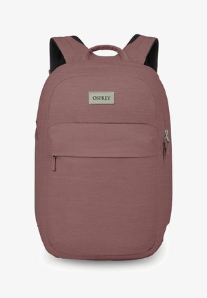 Mochila compacta color malva con asa superior, doble correa para los hombros, bolsillo frontal con cremallera y parche con logo de Osprey en el panel frontal.