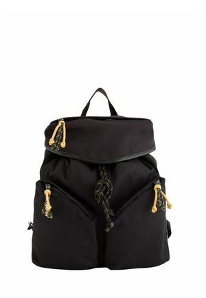 Schwarzer Stoffrucksack mit Klappe, zwei vorderen Reißverschlusstaschen und gelb-schwarz gestreiften Reißverschlussanhängern sowie Kordelzugverschluss mit Knoten.