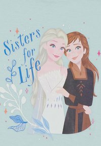 Camiseta gráfica con dos hermanas animadas. Elsa tiene el cabello largo y rubio claro, y lleva un vestido blanco, mientras que Anna tiene el cabello castaño y un vestido oscuro. El texto dice "Hermanas para Siempre."