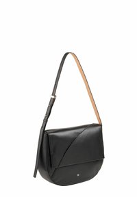 Borsa a tracolla in pelle nera con una patta geometrica, tracolla regolabile beige, texture liscia e dettagli hardware minimal.