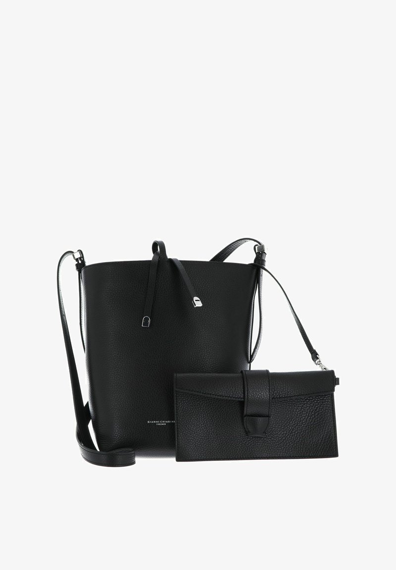 Borsa a secchiello in pelle nera con una texture granulosa e spallacci regolabili, abbinata a una pochette in pelle nera con chiusura a patta.