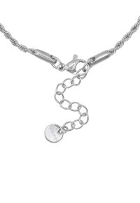 Collana in metallo argentato a catena attorcigliata con chiusura a moschettone e lunghezza regolabile. Presenta un'etichetta rotonda incisa "S.steel."