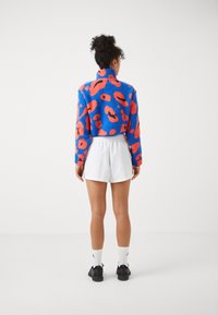 adidas Sportswear ESSENTIALS 3 STRIPES ANIMAL PRINT CROPPED QUARTER ZIP  - Fleecetröja - semi lucid blue/multicolor
