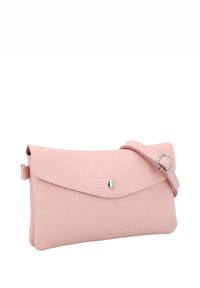 Clutch de cuero rosa con superficie texturizada, solapa estilo sobre, botón de presión plateado y correa ajustable. Diseño compacto y minimalista.