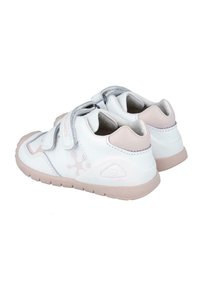 Zapatos infantiles blancos y rosas con una parte superior de cuero suave, tiras de Velcro, suelas de goma texturizadas y un logo sutil en el lateral.