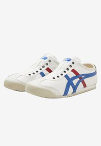 Sneaker bianche con accenti blu e rossi, materiale in pelle liscia, punta arrotondata e molteplici occhielli neri per i lacci. Suola in gomma.
