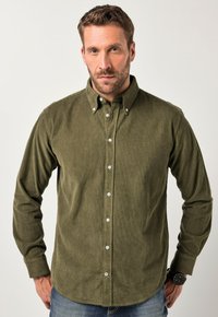Camicia in corduroy verde oliva con colletto button-down, maniche lunghe e texture rigata visibile; presenta bottoni bianchi e un orlo arrotondato.