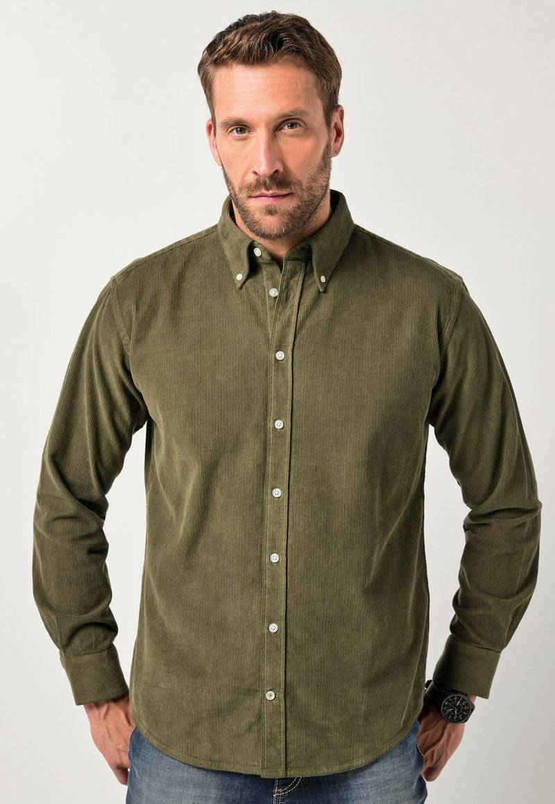 Camicia in corduroy verde oliva con colletto button-down, maniche lunghe e texture rigata visibile; presenta bottoni bianchi e un orlo arrotondato.