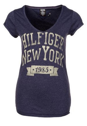 T-shirt pour femme bleu marine à col en V avec les inscriptions "Hilfiger New York" et "1985" imprimées en grandes lettres beige sur le devant.