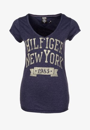 Granatowy damski T-shirt z dekoltem w serek z dużym beżowym nadrukiem "Hilfiger New York" oraz "1985" na przedzie.