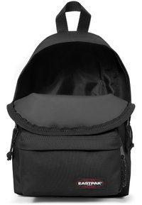 Zwarte stoffen rugzak met een klep aan de bovenkant, een ritsvak aan de voorkant, een gladde textuur en het Eastpak-logo. Interieur is ruim en gevoerd met stof.