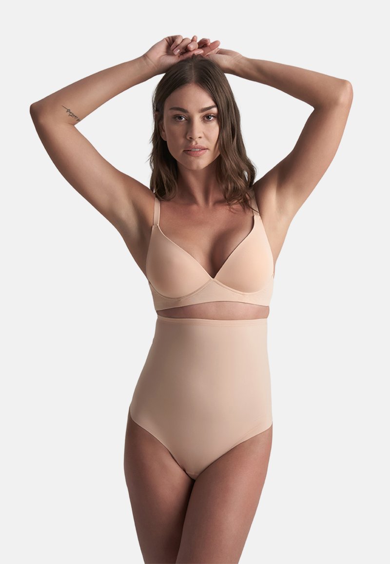 Set di lingerie nuda composto da un reggiseno morbido e elasticizzato con spalline sottili e slip a vita alta. Design senza cuciture per comfort e indossabilità discreta.