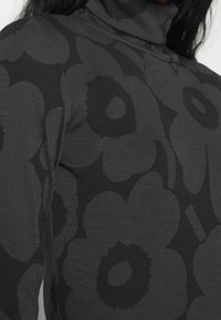 Marimekko Stickad tröja - black