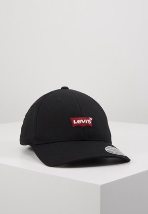 Czarna czapka z daszkiem typu baseball z zakrzywionym daszkiem, z czerwoną naszywką z logo Levi's z przodu, prezentowana na białym tle.