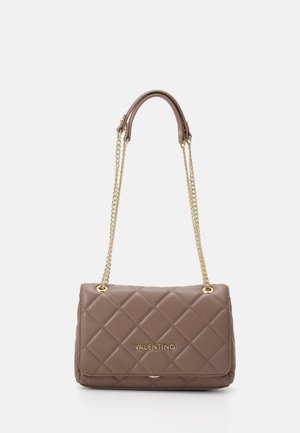 Sac à main Valentino en cuir taupe matelassé avec bandoulières en chaîne dorée et logo, forme rectangulaire, fermeture à rabat structurée.