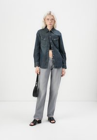 Wrangler RISE COWBOY  - Blugi drepți - haute haze