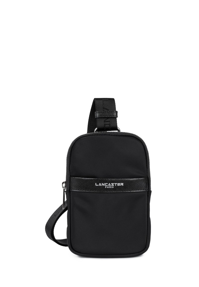 Sac bandoulière en nylon noir avec une sangle texturée, fermeture éclair et un panneau logo avant. Il présente une forme rectangulaire compacte et un design minimaliste.