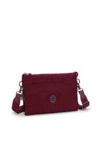Rödtexturerad tyg crossbody-väska med dragkedjestängning, justerbar rem och dekorativ hårdvara, med ett centralt logotyp-emblem.