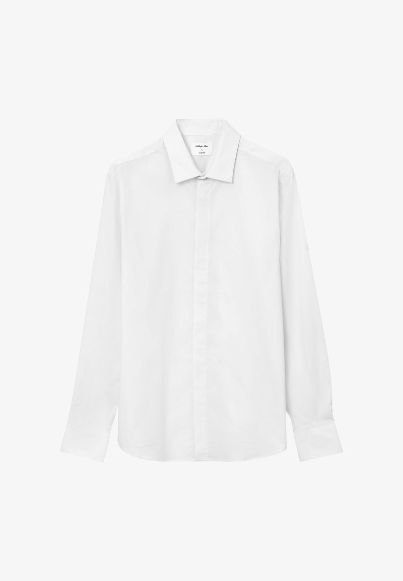Weißes Langarmhemd mit klassischem Kragen, durchgehender Knopfleiste und leicht taillierter Passform. Glattes Gewebe ohne sichtbare Muster oder Akzente.