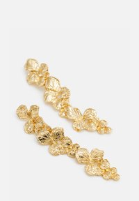 Goldene Blumenohrringe mit strukturierten Blütenblättern und Blättern, die ein kaskadierendes Design aufweisen, das die filigranen Details jeder Blume betont.