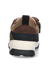 Braune und marineblaue Wanderschuhe aus Mesh- und Wildledermaterial, gepolstertem Fersenbereich und strukturiertem Gummisohle mit ausgeprägtem Profil.