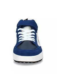 Sneaker blu caratterizzato da una tomaia in suede e sintetico, lacci bianchi e una suola bianca spessa. Il design include una punta rinforzata.