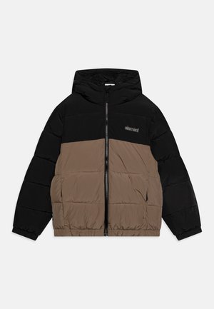 Puhasta jakna z zgornjim delom v črni barvi in spodnjim delom v rjavi barvi. Material je prešito, z zadrgo spredaj, kapuco in stranskimi žepi.