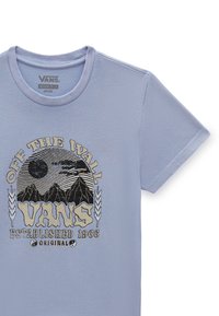 Camiseta de manga corta de color azul claro, hecha de algodón, con un diseño gráfico que incluye montañas, sol y el texto "VANS" en negro y crema.