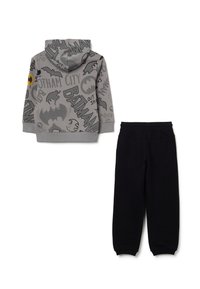 Sudadera gris con gráficos inspirados en Batman y pantalones de chándal negros. La sudadera cuenta con un bolsillo tipo canguro y puños acanalados; capucha ajustable.