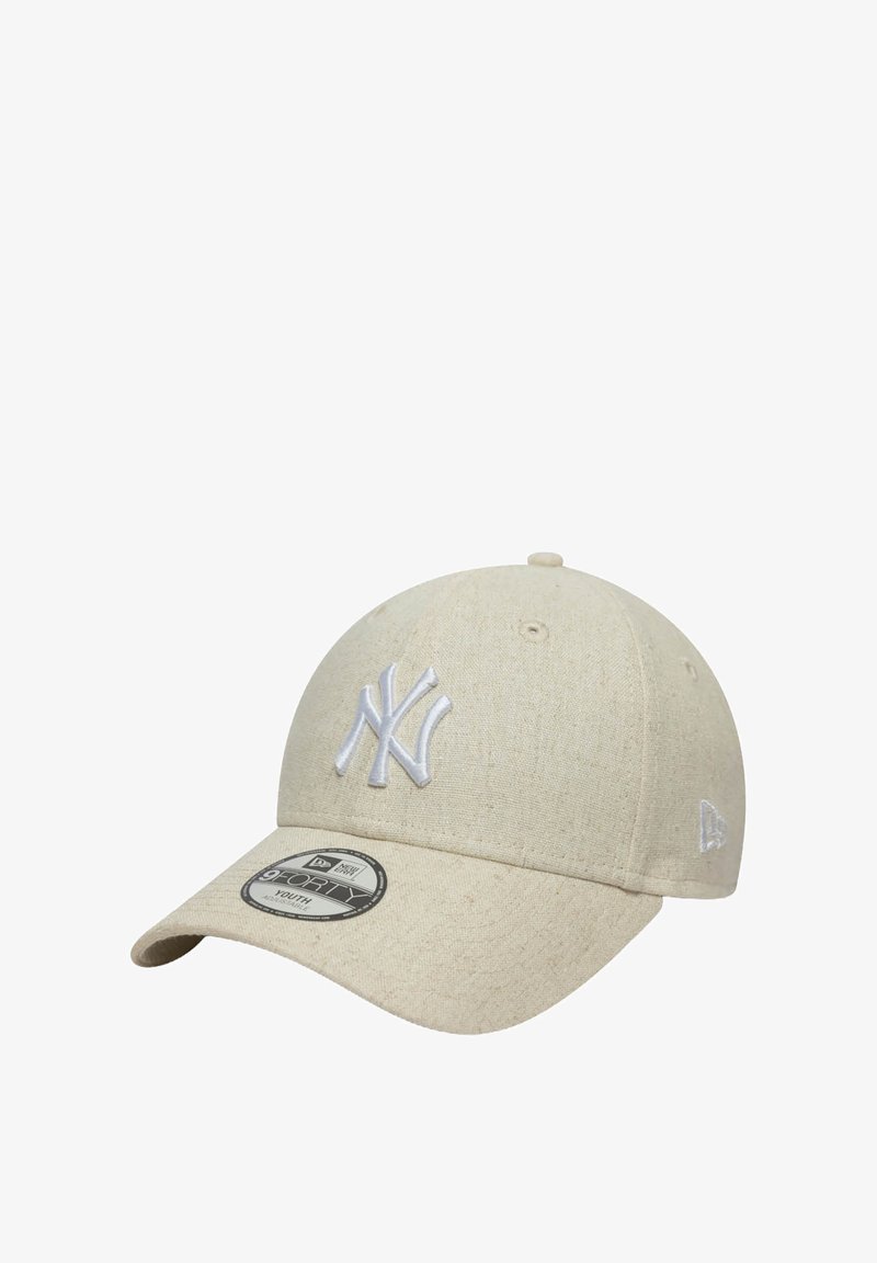 Beige Baseballcap aus strukturiertem Stoff mit einem weißen gestickten "NY"-Logo, einem gebogenen Schirm und einem verstellbaren Rückengurt.
