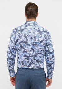 Lange mouw shirt in lichtblauw met een paisleypatroon in donkerblauw en wit, met een klassieke kraag en knoopmanchetten.