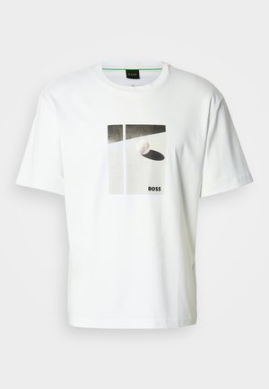 T-shirt branca de algodão com estampa gráfica de uma bola e sombra em cores suaves. Gola redonda e mangas curtas. Inclui o logótipo "BOSS".
