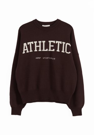 Ciemnobrązowy sweter z dzianiny z białym napisem "ATHLETIC" na piersi oraz mniejszym "AIMN® SPORTSWEAR" poniżej, z prążkowanymi mankietami i brzegiem.