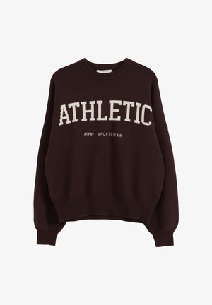 Mørkebrun strikket sweater med hvid tekst "ATHLETIC" på brystet og mindre "AIMN® SPORTSWEAR" nedenunder, ribstrikkede manchetter og kant.