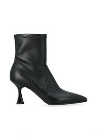 Botte stiletto en cuir noir mi-mollet avec un bout pointu et un talon haut, fin et évasé sur un fond blanc.