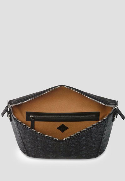 Zwarte lederen tas met een grofkorrelige textuur, een breed openstaande ritssluiting die de lichtbruine binnenkant en een binnenzak met rits en leren afwerking toont.