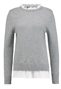 Grau gestrickter Pullover mit langen Ärmeln, geripptem Saum und einem darunter hervorlugenden, gerafften weißen Kragen, mit einer strukturierten Oberfläche.
