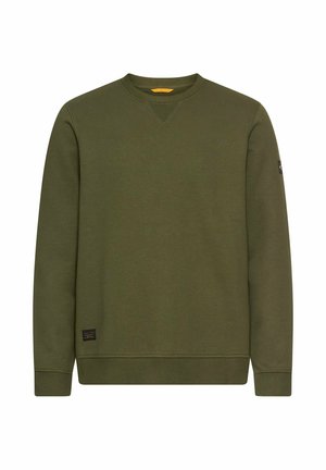 Langärmliger olivgrüner Rundhalsausschnitt-Pullover mit gerippten Bündchen und Saum, kleiner schwarzer Markenpatch nahe dem Saum und Logopatch am linken Ärmel.