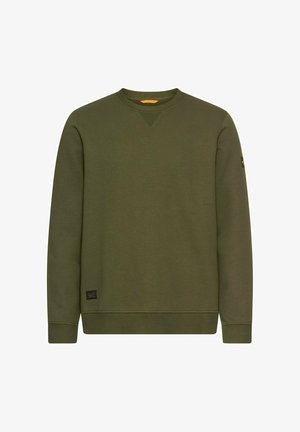 Długi rękaw oliwkowej zieleni sweter z okrągłym dekoltem, z ściągaczami na rękawach i dole, mała czarna naszywka z logo blisko dołu oraz naszywka z logo na lewym rękawie.