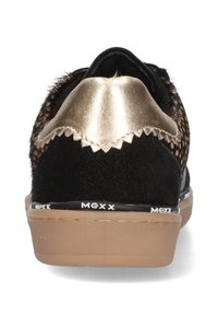Czarno-złote buty o pluszowej teksturze, z metalicznym złotym tyłem i beżową gumową podeszwą. Posiadają faliste krawędzie i branding.