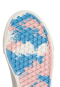 Semelle de sneaker blanche avec une surface en caoutchouc texturé, ornée d'un design abstrait bleu, rose et blanc, mettant en évidence des motifs hexagonaux et en losange.