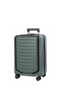 Valise rigide de cabine en gris foncé avec des stries verticales, poignée extensible et quatre roues pivotantes pour une mobilité aisée.