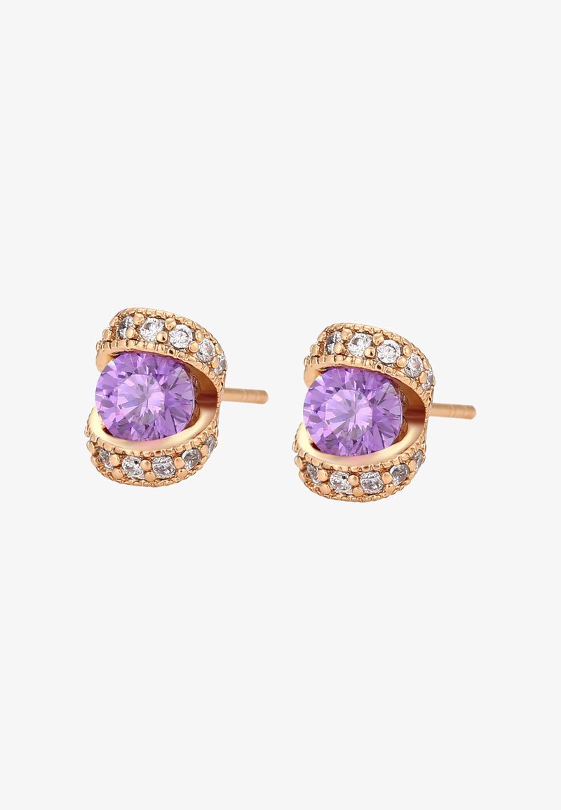 Orecchini in tonalità oro con pietre centrali rotonde di colore viola, circondate da piccole pietre chiare, con un design curvo e testurizzato.
