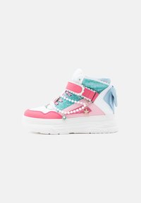 High-Top-Sneaker mit rosa und türkisfarbenen Einsätzen, ausgestattet mit einer weißen Sohle, dekorativen Anhängern und einem strukturierten Materialakzent im Design.