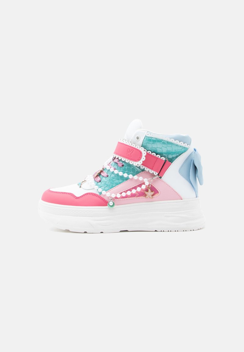 High-Top-Sneaker mit rosa und türkisfarbenen Einsätzen, ausgestattet mit einer weißen Sohle, dekorativen Anhängern und einem strukturierten Materialakzent im Design.